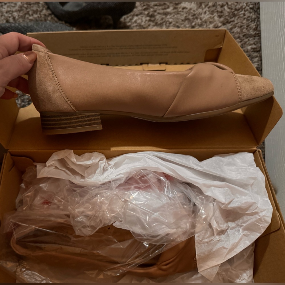 NWT Clarks Tilmont Dalia Tan Flats with Twisted Strap - Picture 5 of 12